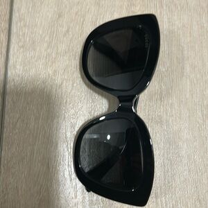 Gucci GG0327S sunglasses - black with gold logo at side
